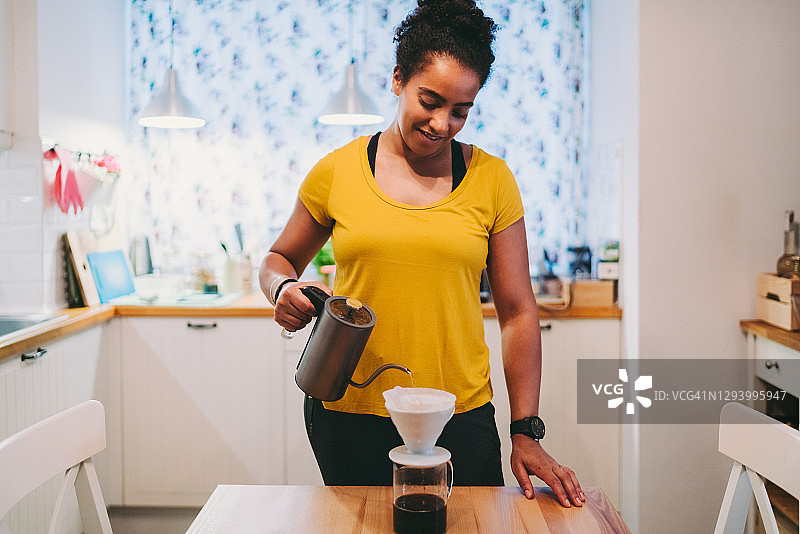 在家制作咖啡：手冲咖啡，滴滤咖啡图片素材