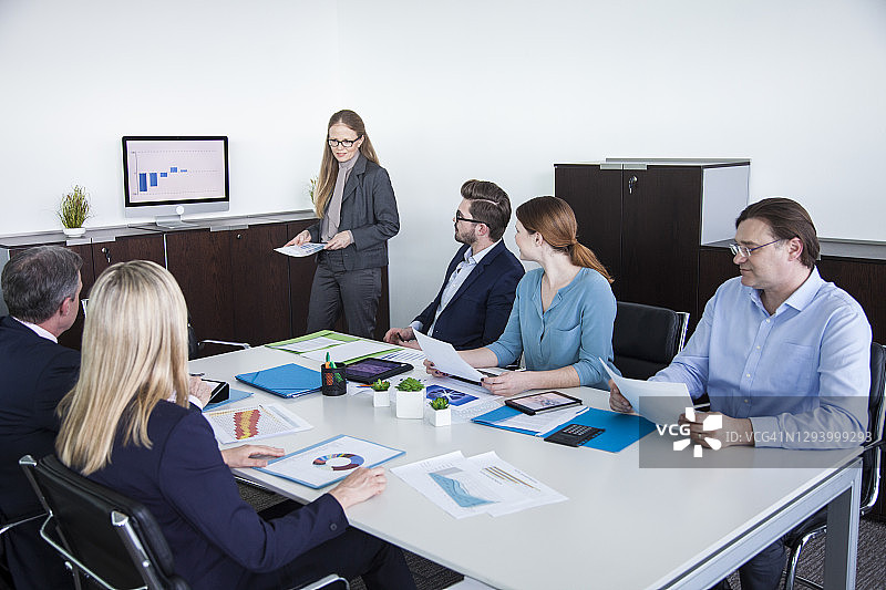 商务演示：年长的女性经理图片素材