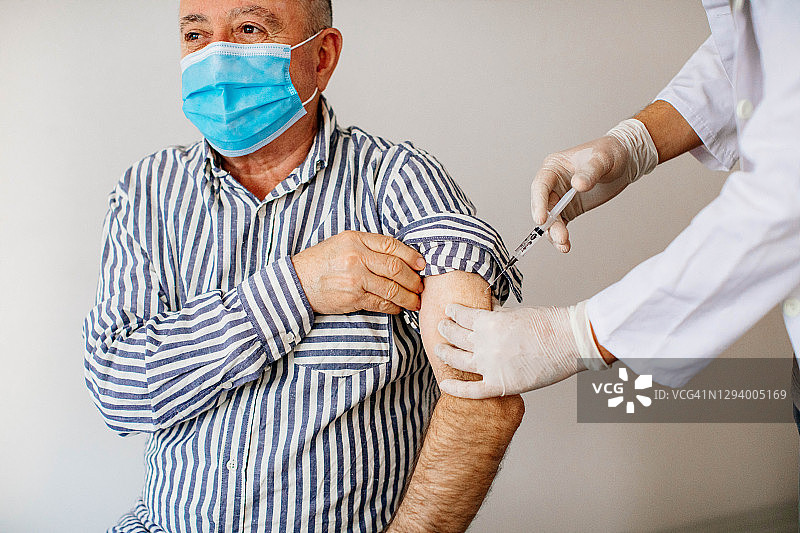 老年患者在医疗诊所接种新冠疫苗图片素材