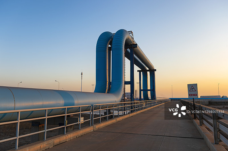 日落时的石油管道图片素材