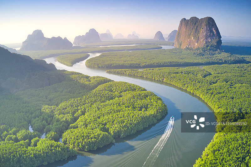 泰国普吉岛攀牙湾的早晨鸟瞰图图片素材