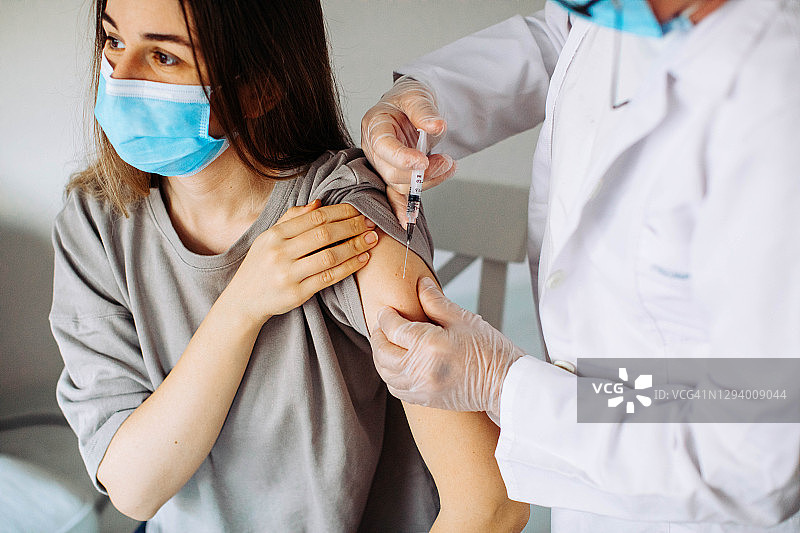 年轻女子接种新冠疫苗图片素材