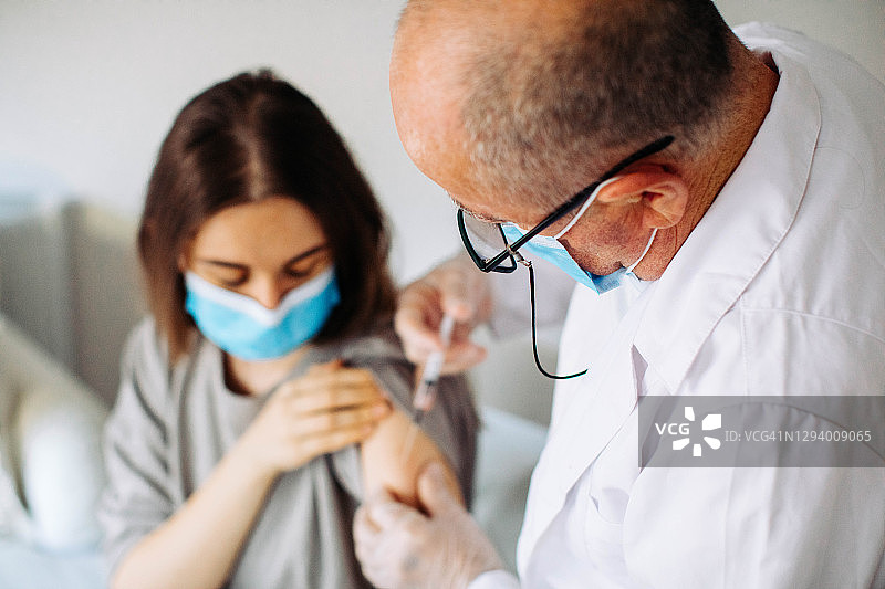 年轻女子接种新冠疫苗图片素材