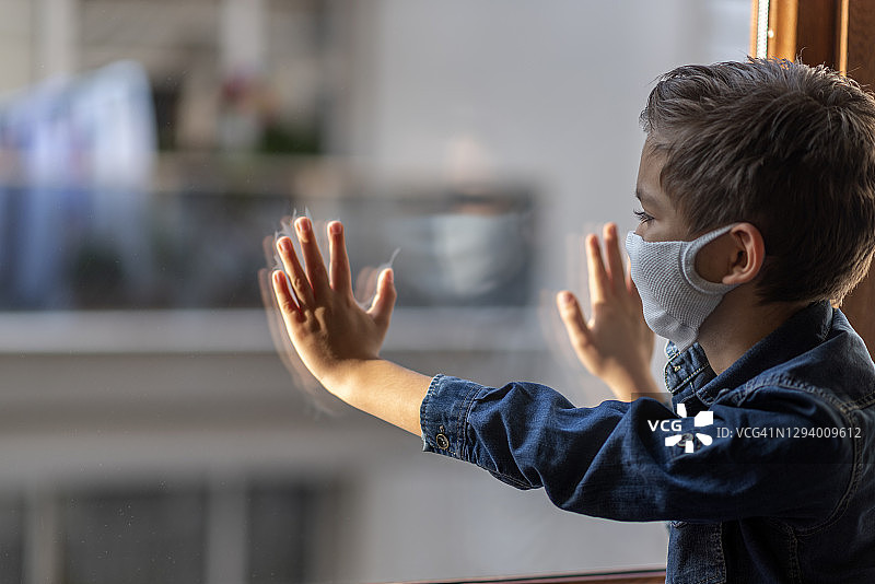 向窗外看的孩子图片素材