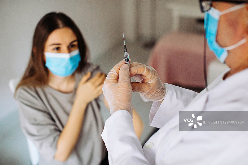 年轻女子接种新冠疫苗图片素材