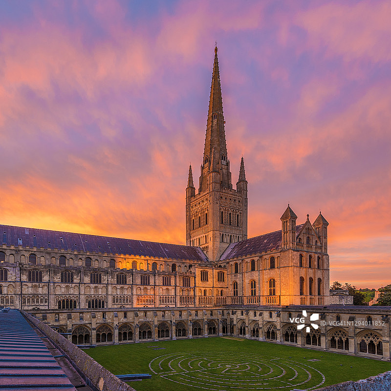 英国诺维奇大教堂日出图片素材