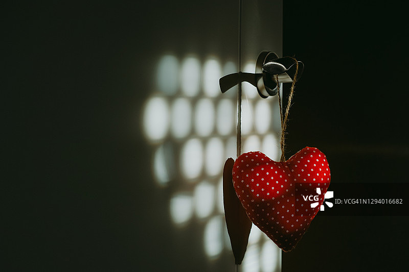 系在门把手上的红色布心图片素材