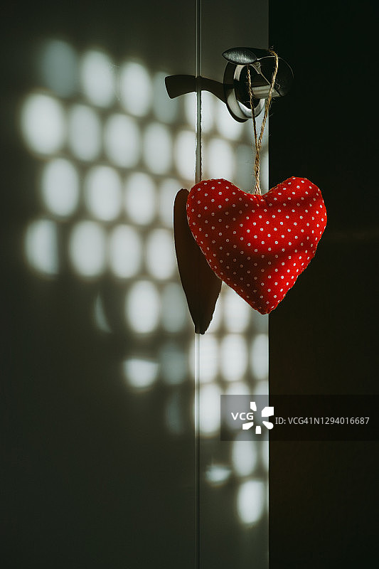 红色布艺心形装饰门把手图片素材