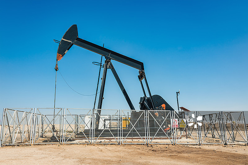 中东巴林波斯湾沙漠中的石油抽油机图片素材