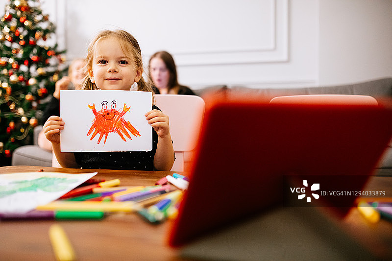 小女孩在客厅上网课图片素材