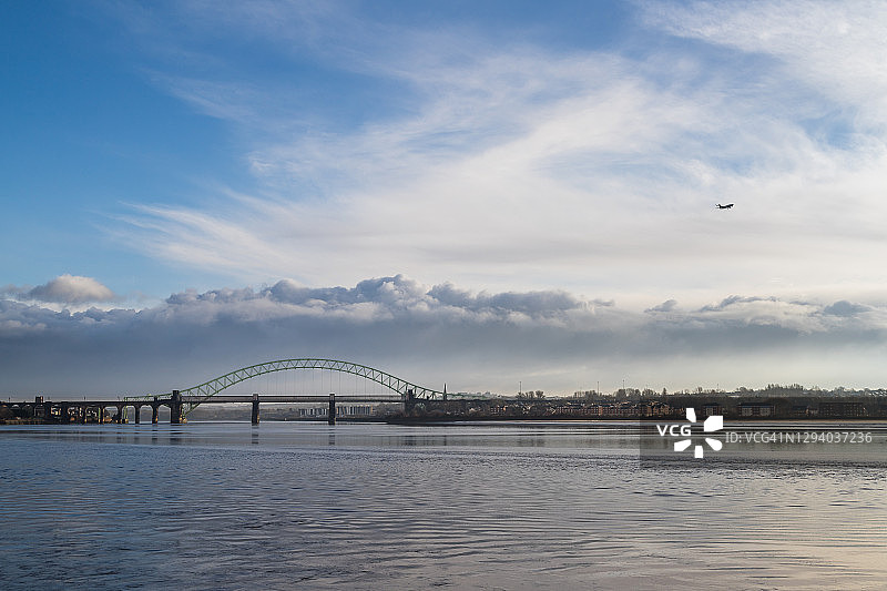 飞越朗科恩大桥的客机图片素材