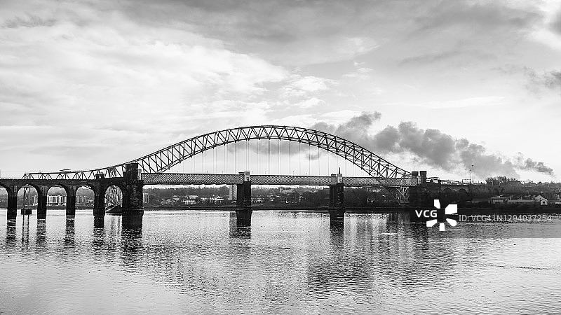 默西河口上的朗科恩桥（单色）图片素材