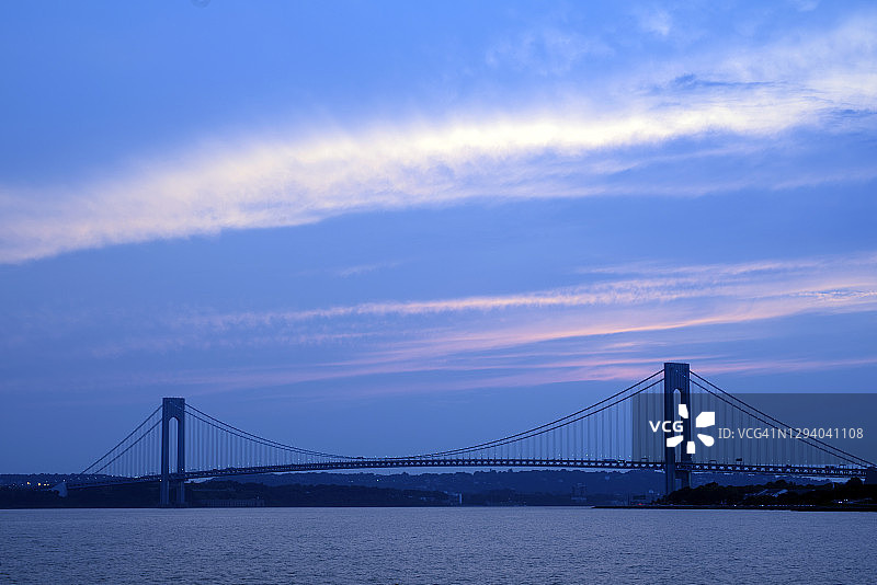 纽约市布鲁克林和斯塔顿岛之间的韦拉扎诺桥，背景是蓝天图片素材