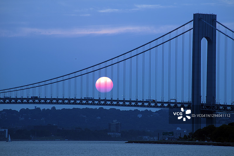 纽约市韦拉扎诺海峡大桥的日落景色图片素材