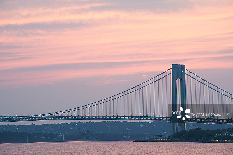 纽约市布鲁克林区和斯塔滕岛之间的韦拉扎诺桥上的粉色天空图片素材