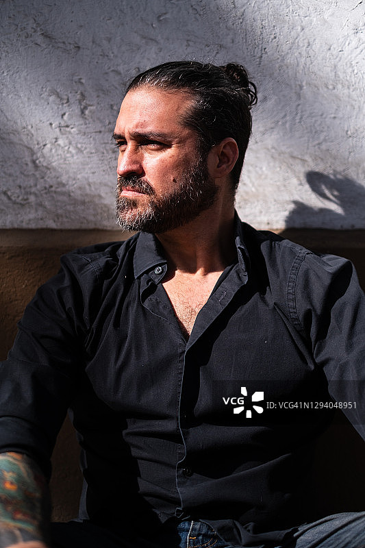 穿黑衬衫不看镜头的男人图片素材