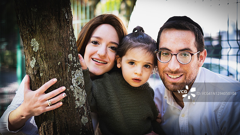一个年轻的犹太家庭和他们的小男孩图片素材