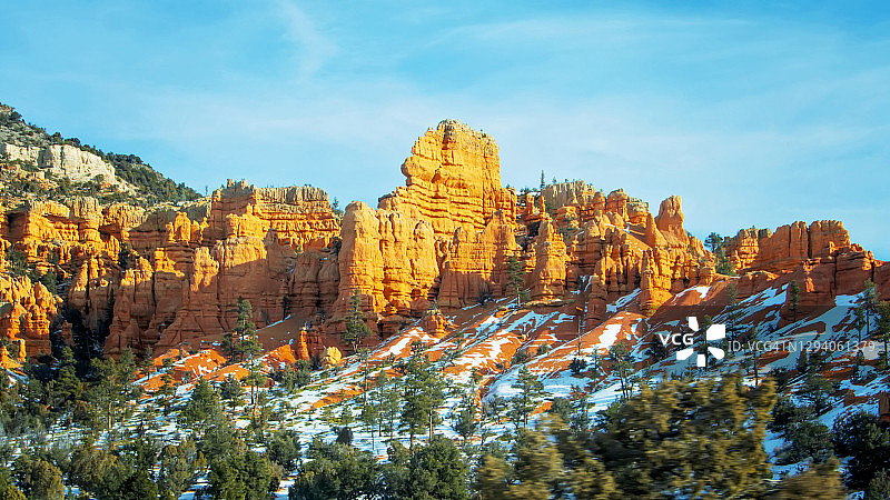 犹他州迪克西国家森林公园红色峡谷的红色岩柱与新雪图片素材