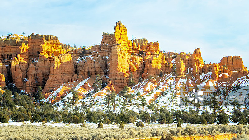 犹他州迪克西国家森林公园红色峡谷的红色岩柱与新雪图片素材
