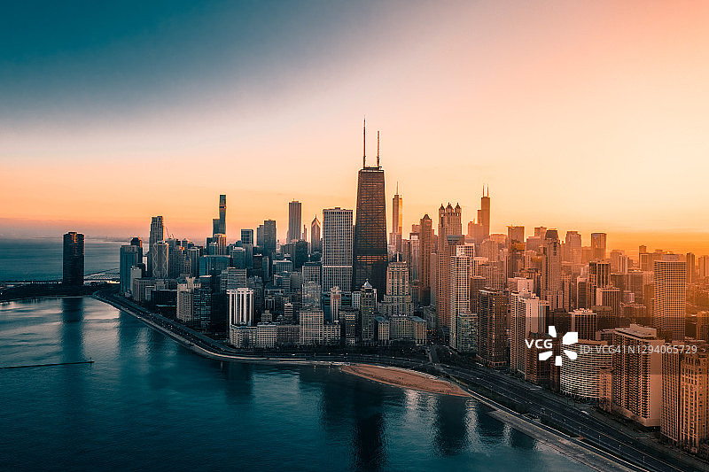 日落时分的芝加哥天际线航拍图片素材