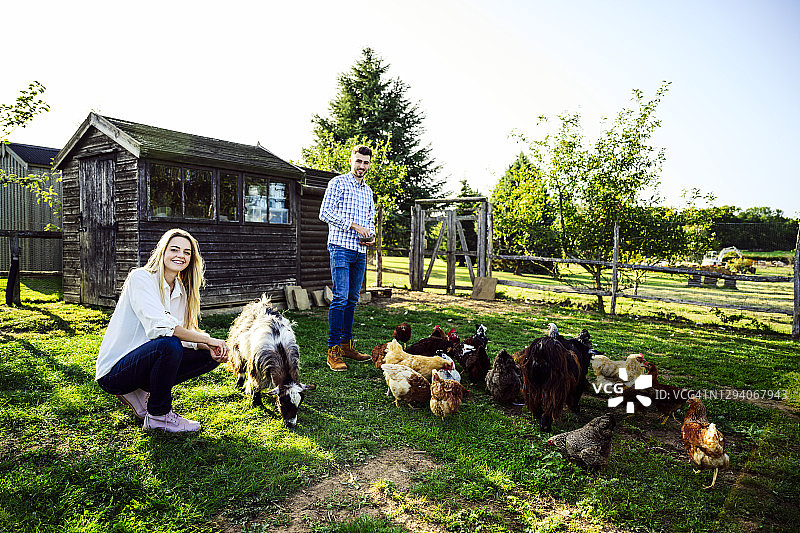 户外年轻农场夫妇与动物肖像图片素材