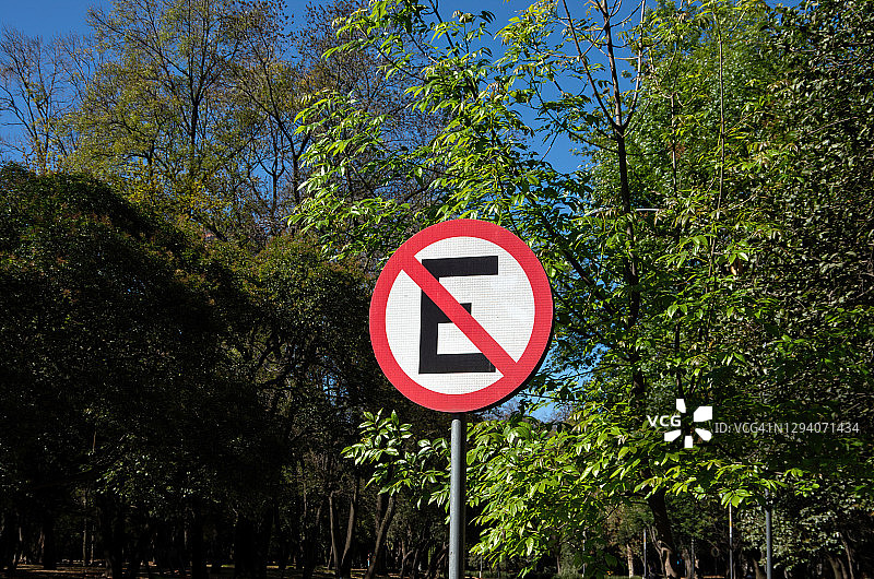 西班牙语“禁止停车”标志图片素材