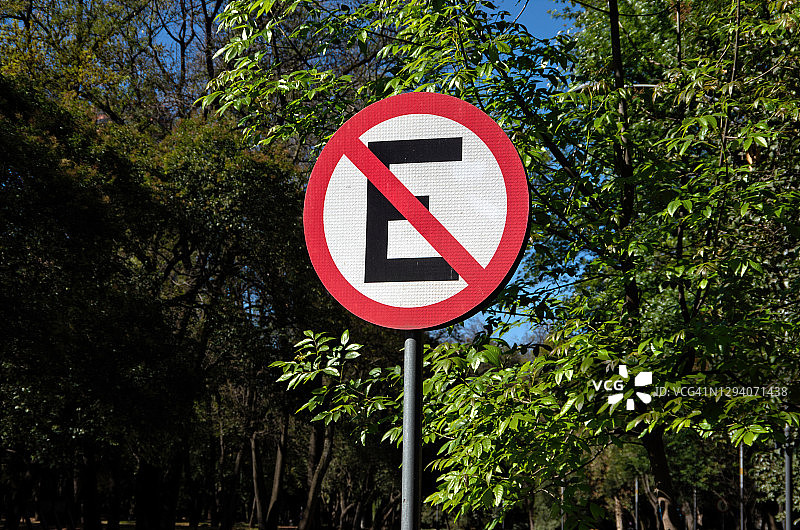 西班牙语“禁止停车”标志图片素材