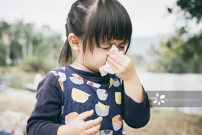 生病的女儿擦拭和清洁鼻子图片素材