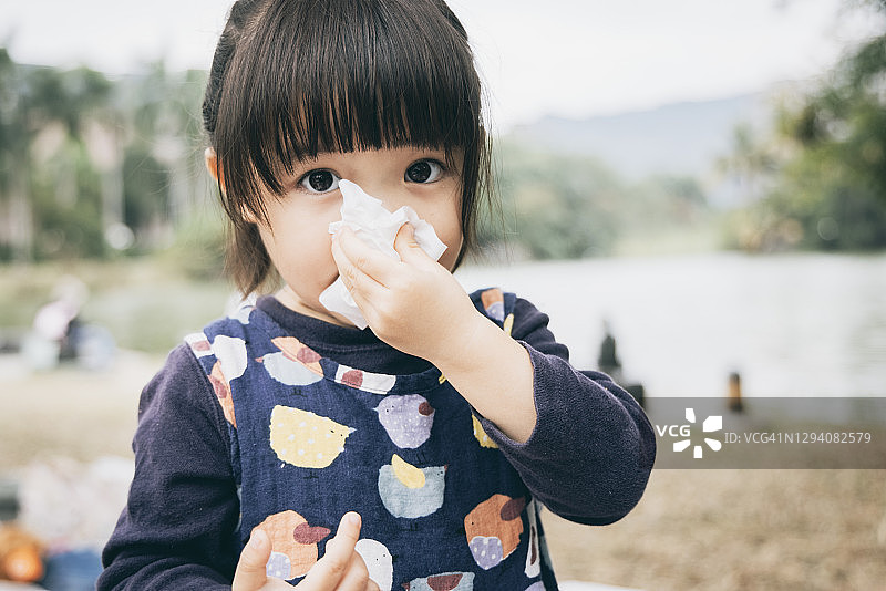 生病的女儿擦拭和清洁鼻子图片素材
