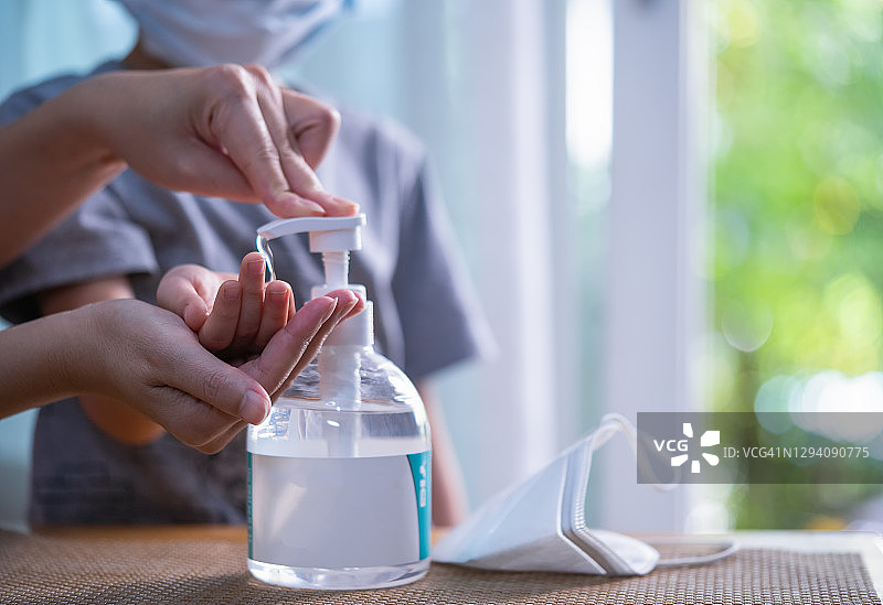 母子使用洗手液图片素材