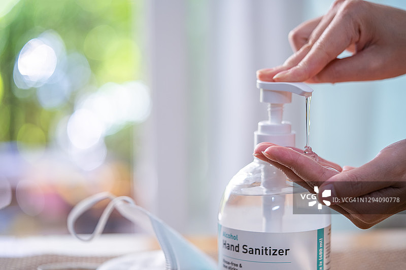 洗手液预防冠状病毒感染，酒精凝胶和口罩图片素材