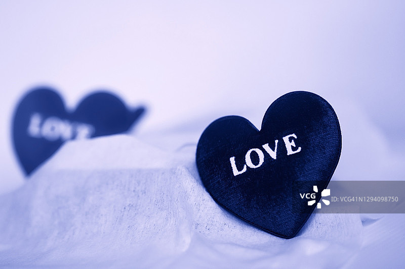 爱情情感概念：白色背景上的蓝色心形图片素材