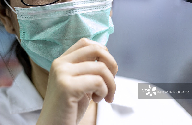 健康问题概念：戴口罩的医生咳嗽图片素材