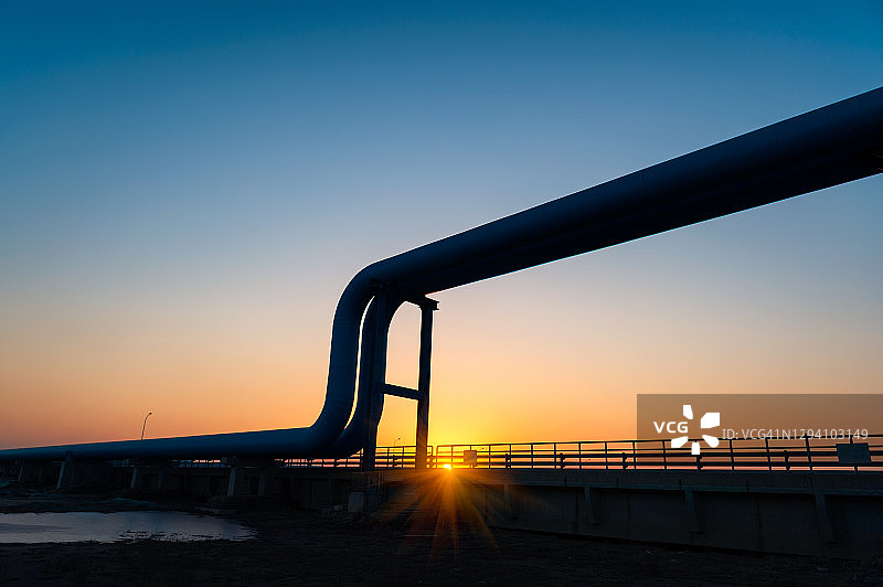 通往炼油厂的蓝色管道图片素材