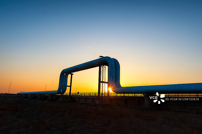 通往炼油厂的蓝色管道图片素材