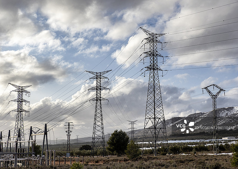 电站旁的高压电塔群图片素材