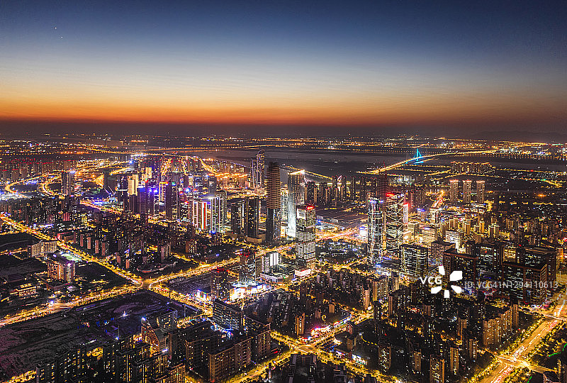 日落时分的现代城市鸟瞰图图片素材