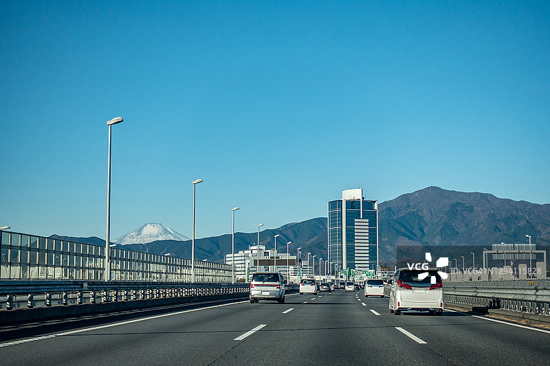 日本神奈川县的富士山和城市高速公路图片素材