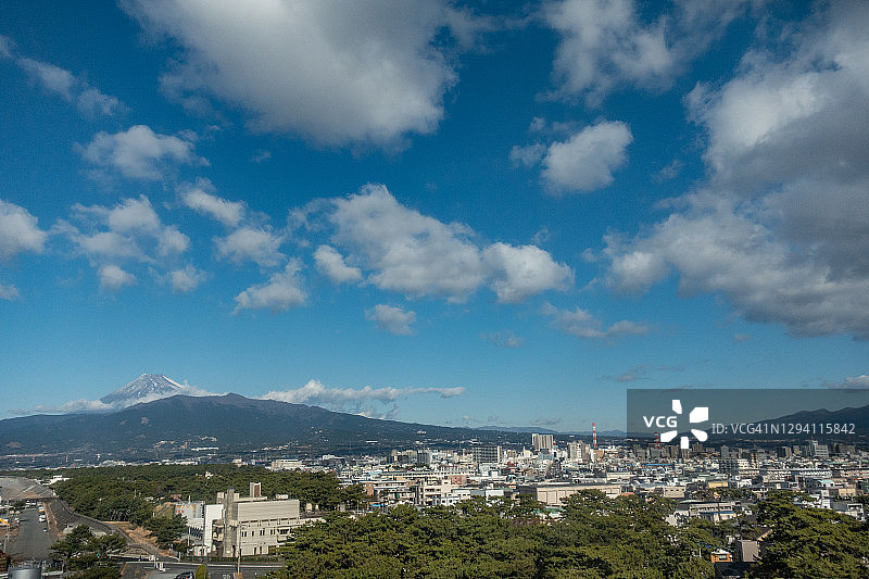 日本静冈县，白雪皑皑的富士山和沼津市图片素材