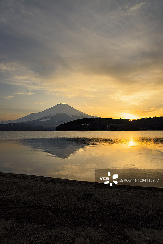 日落时分的山中湖富士山图片素材