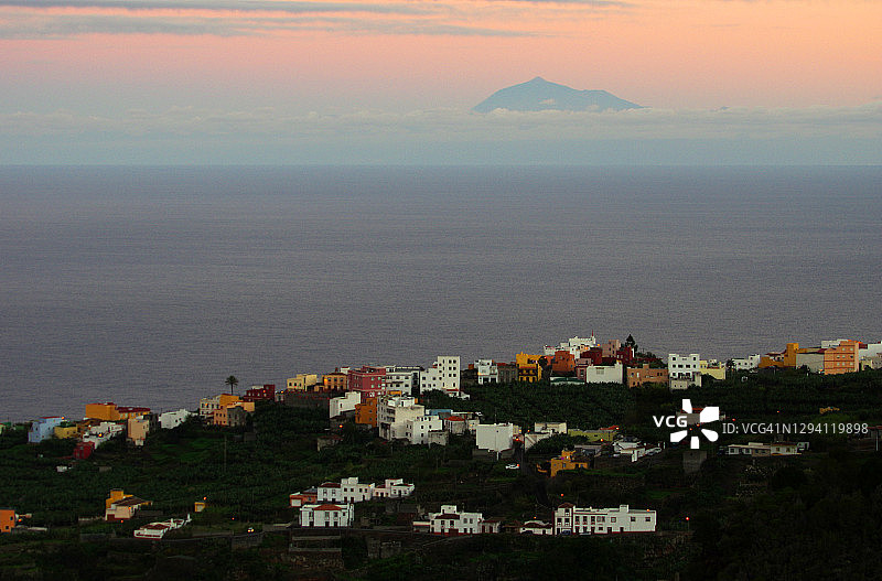 从拉帕尔马岛观看日落时分的泰德峰图片素材