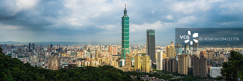 台北市中心高楼林立的城市全景，中国台湾图片素材