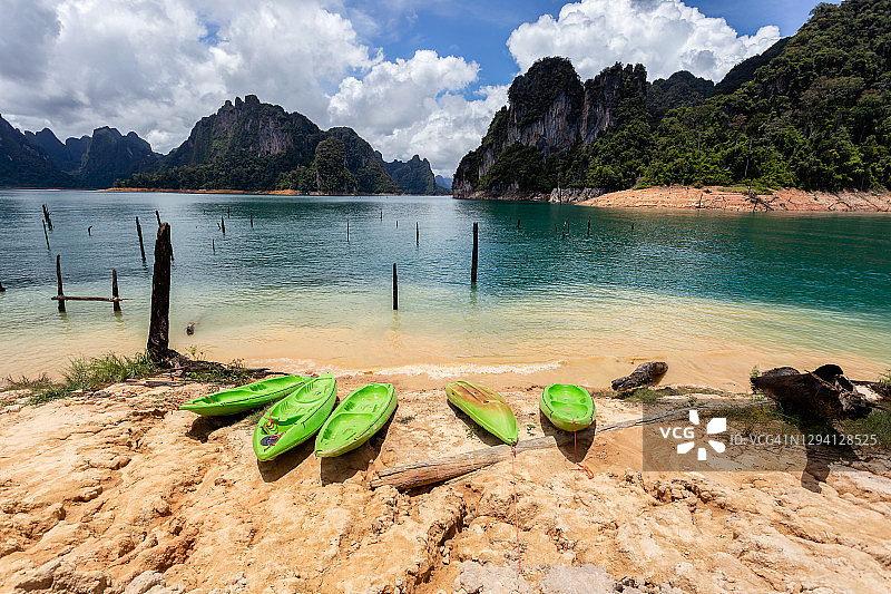 考索国家公园拉差帕拉帕大坝的壮丽山水和自然景观图片素材