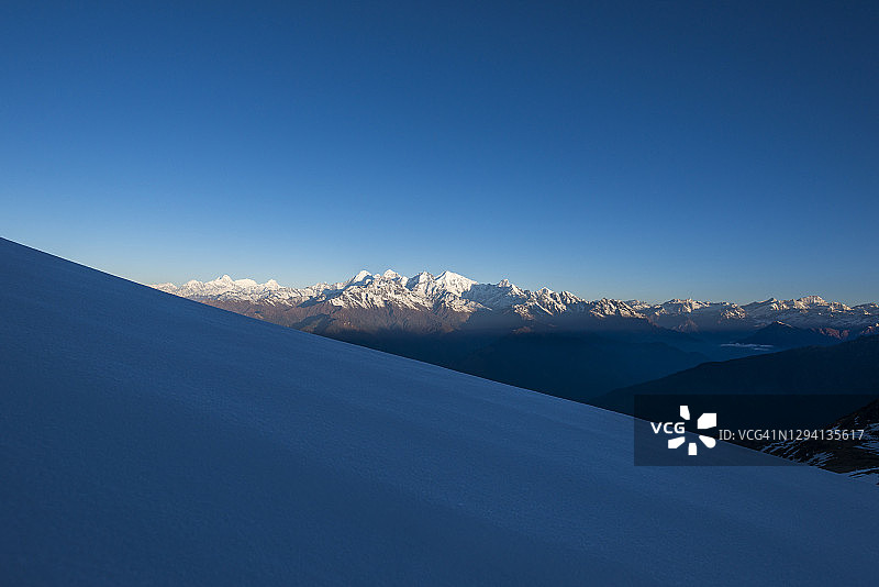 从尼泊尔朗塘地区的戈赛因昆德观景点眺望加内什喜马尔和安纳布尔纳峰图片素材