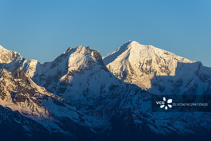 从尼泊尔朗塘地区的戈赛因昆德观景点眺望加内什喜马尔和安纳布尔纳峰图片素材