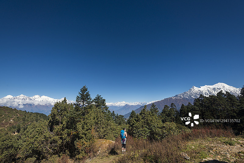 尼泊尔朗塘地区Sian Gompa上方小径的喜马拉雅山脉景色图片素材