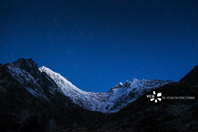 朗塘里龙峰上的流星图片素材
