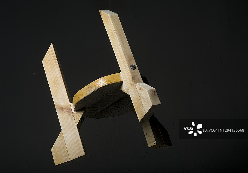 定制橄榄油木桌图片素材