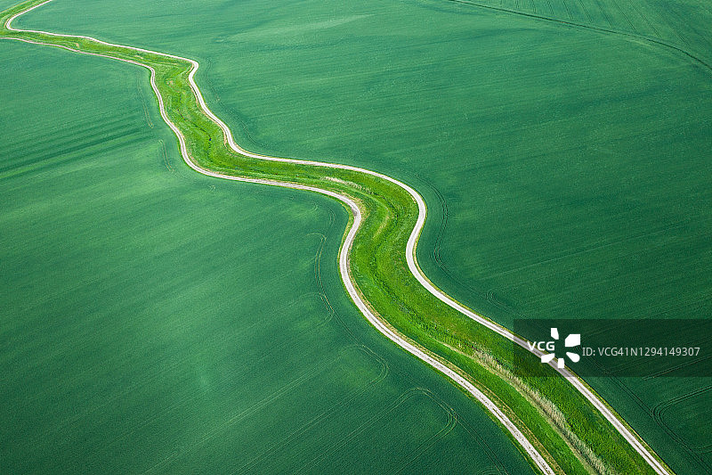 绿色田野的航拍景色图片素材
