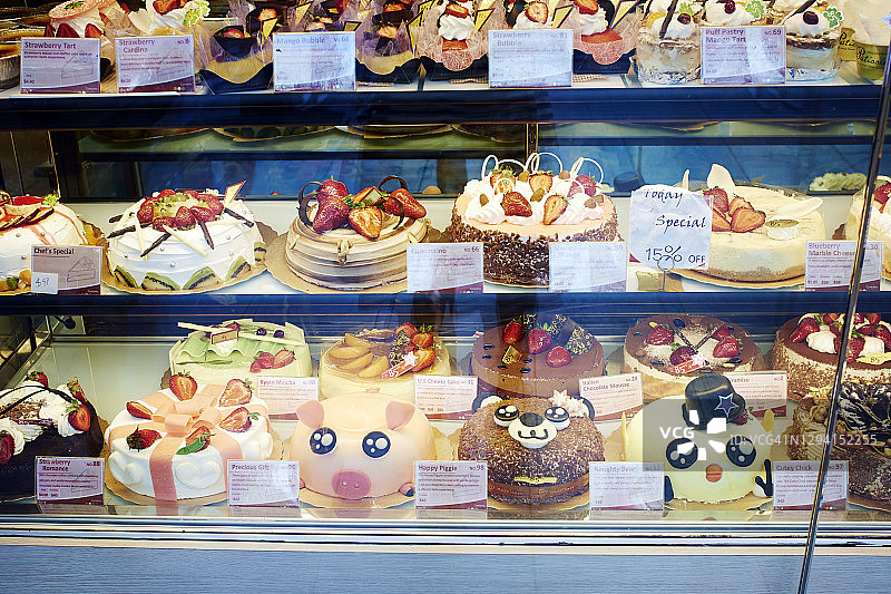 面包店橱窗里可爱的儿童蛋糕图片素材